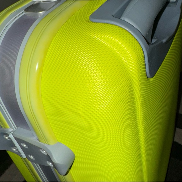 Neon yellow suitcases - Picture 12 of 14